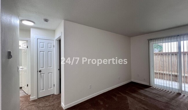 Building Photo - Newly Updated 1BD I 1BA - SANDY OR!