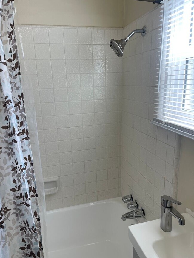 Building Photo - Wonderful 1 Bedroom 1 Bath Bungalow Unit located near downtown Oxnard