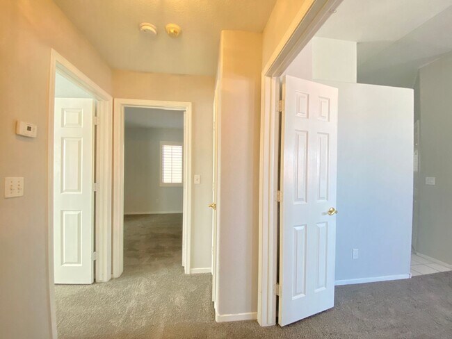 Building Photo - FANTASTIC SINGLE-FAMILY HOUSE WITH 4 BEDROOMS