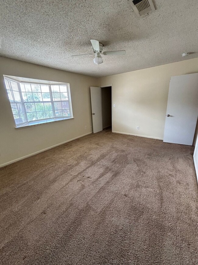 Building Photo - RG-139 Valencia Dr.