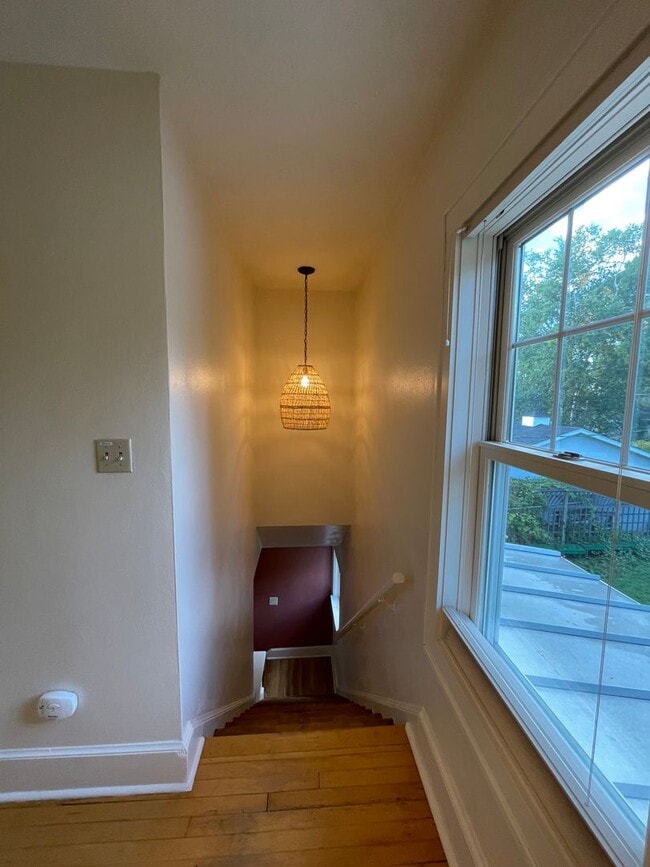 Building Photo - AVAILABLE JUNE - Beautiful 2 Bed 1 Bath Woodland Home