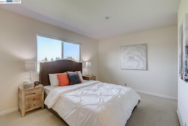 Building Photo - Bright 3 Bedroom Townhome in Newark