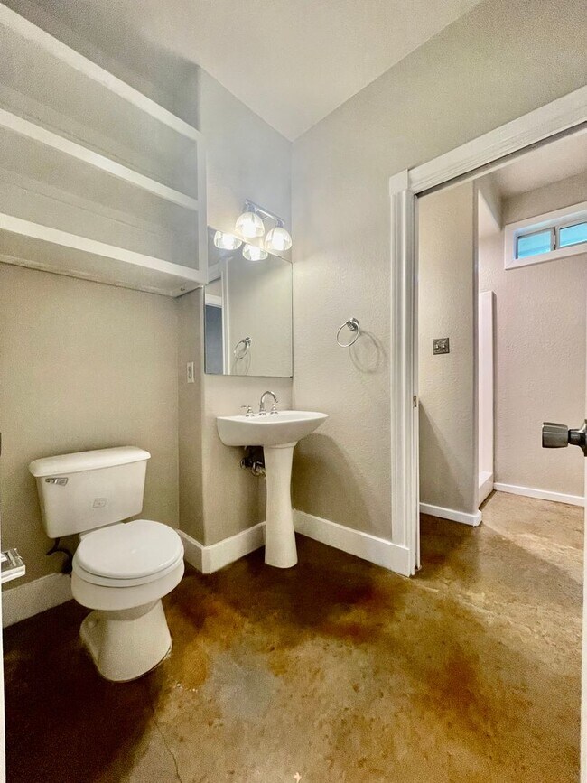 Building Photo - 705 Smith Dr