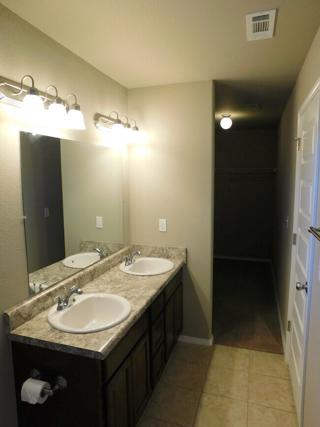 Building Photo - Charming Three Bedroom Home in Fayetteville
