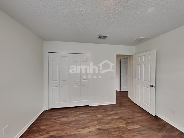 Building Photo - 2300 Treetop Ln