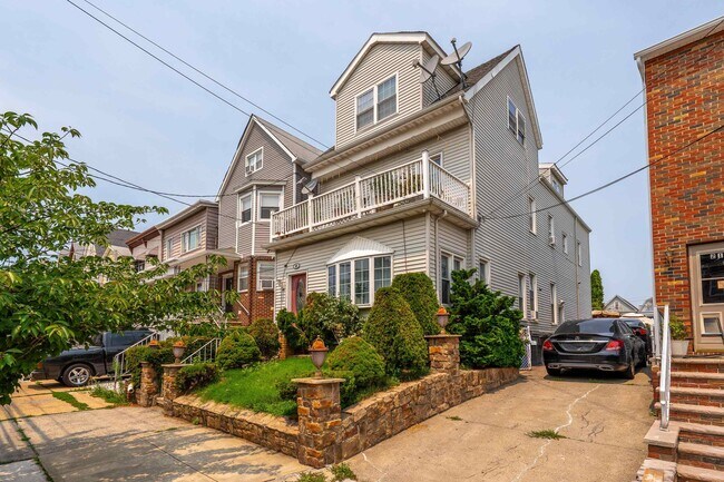 Building Photo - 23 E 51st St