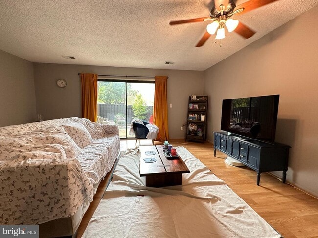 Building Photo - End-unit townhome in Reston.