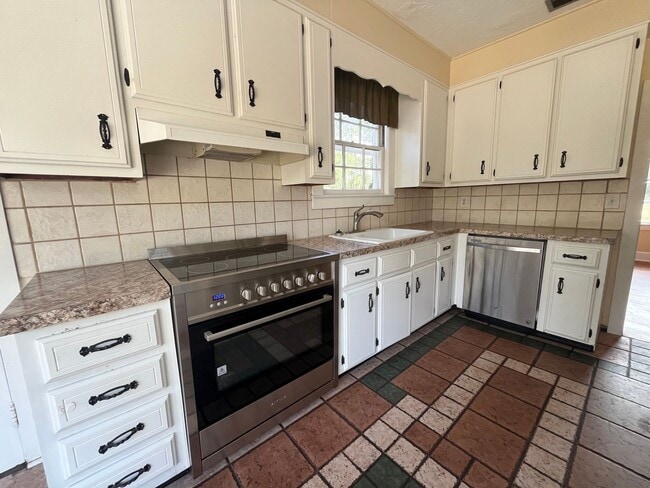 Building Photo - Spacious 3 Bedroom Home • 2,100+ Sq Ft just outside of Live Oak Location