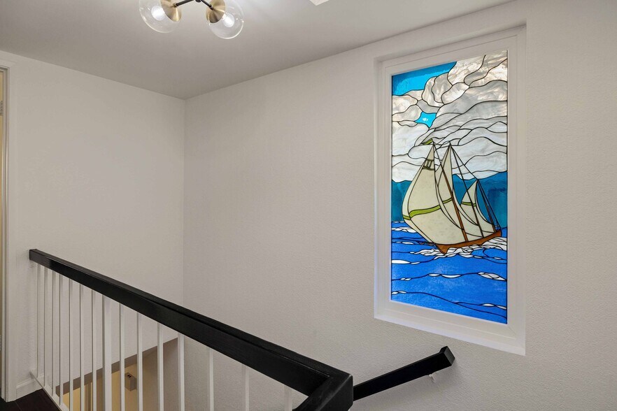 Building Photo - 255 Valley Dr