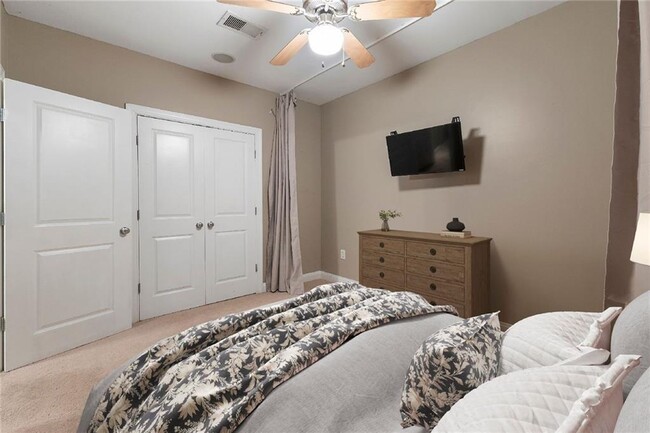 Building Photo - 267 Carlyle Park Dr