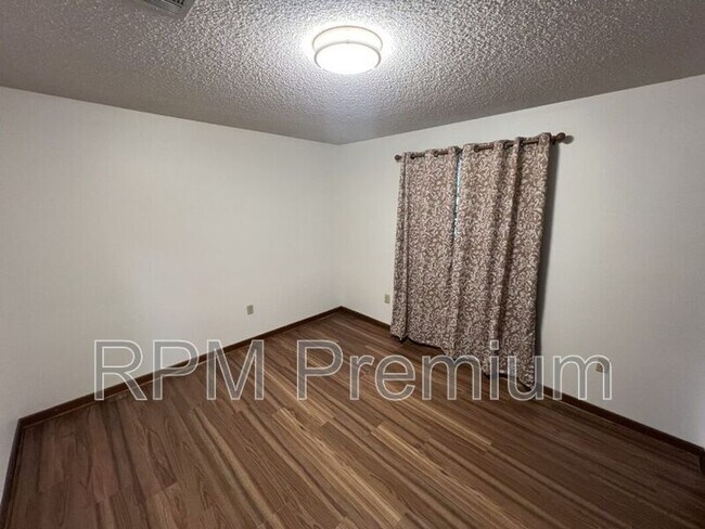 Building Photo - 13936 Cayuga Dr