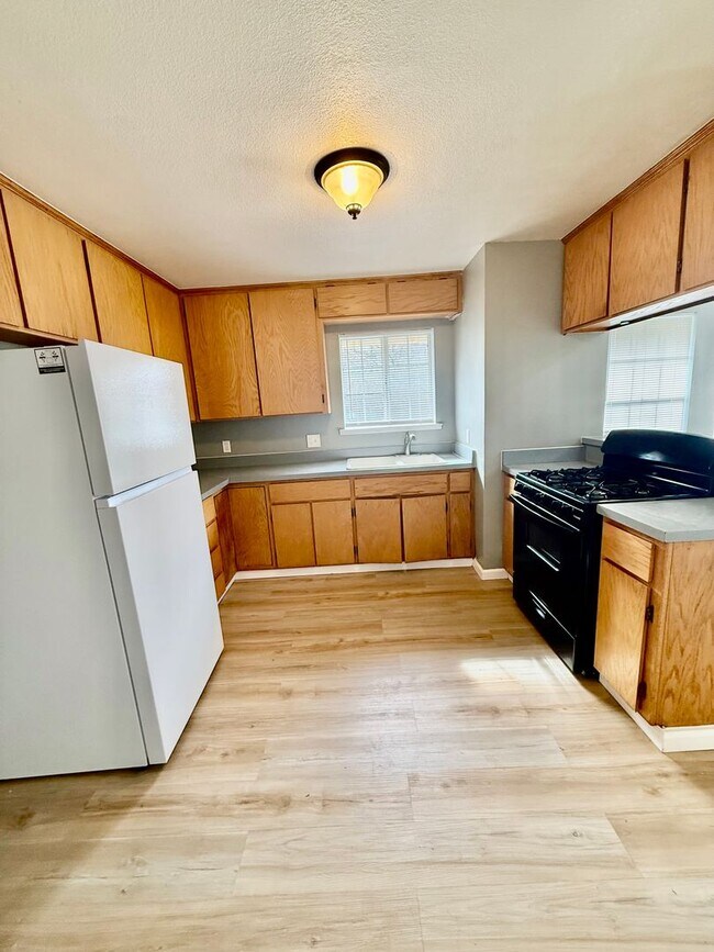 Building Photo - Charming small house