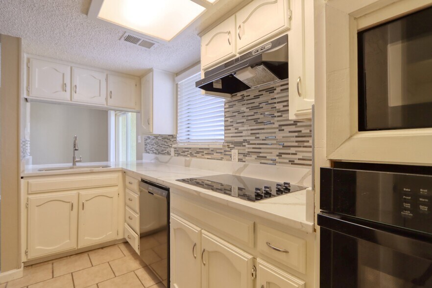 Building Photo - 707 Harbour Town Dr