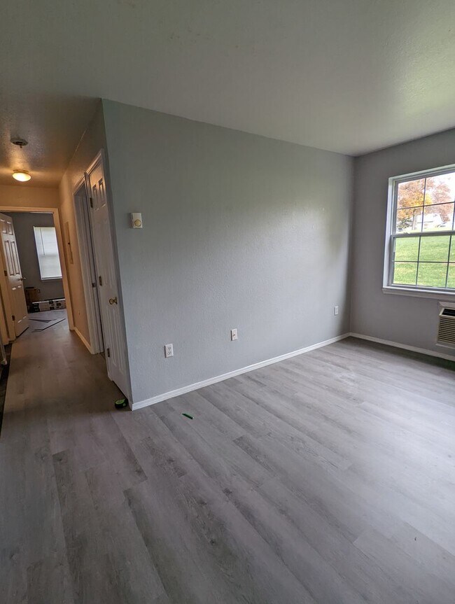 Building Photo - Upstairs 1 Bedroom Apartment