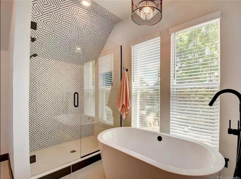 Building Photo - 2126 Grove St