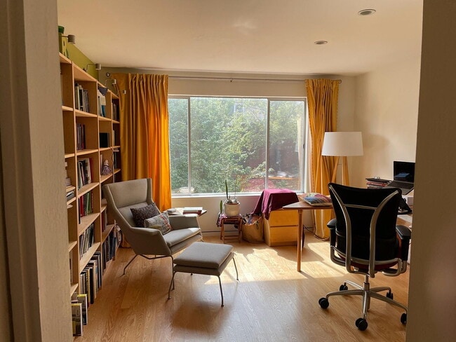 Building Photo - "Charming 4-Bedroom Home with 2 Baths in the Heart of San Francisco!"