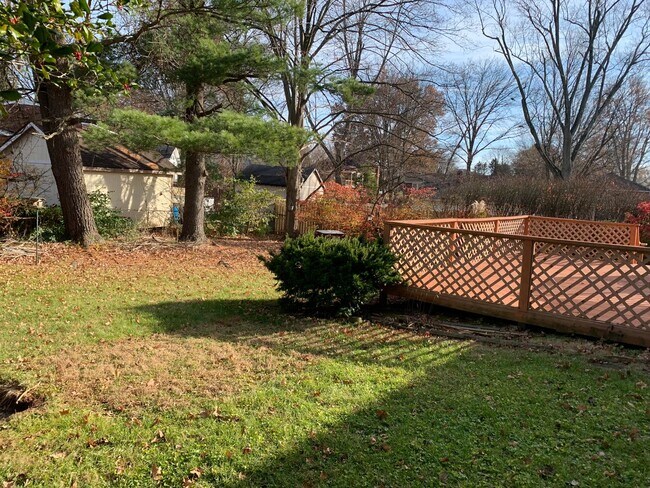 Building Photo - Spacious Three Bedroom/Three Bath Ranch in...