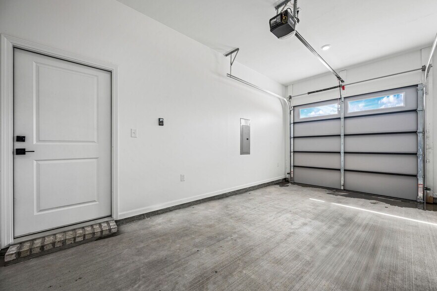 Building Photo - 250 Indigo Ln