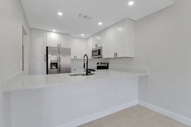 Building Photo - 6350 Royal Woods Dr