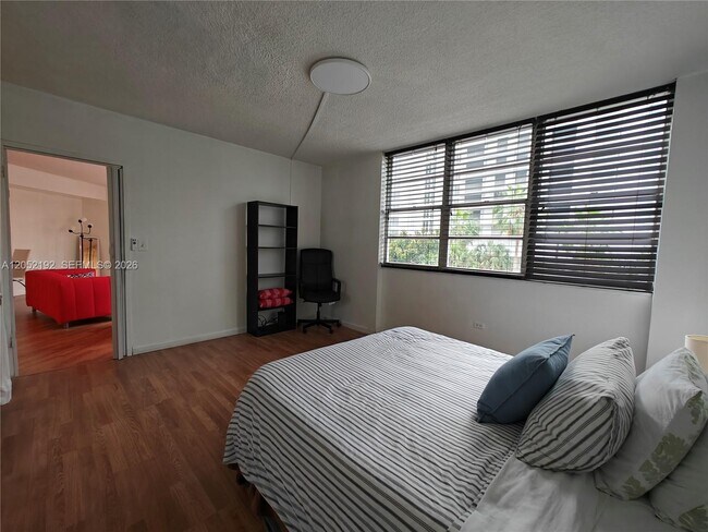Building Photo - 825 Brickell Bay Dr