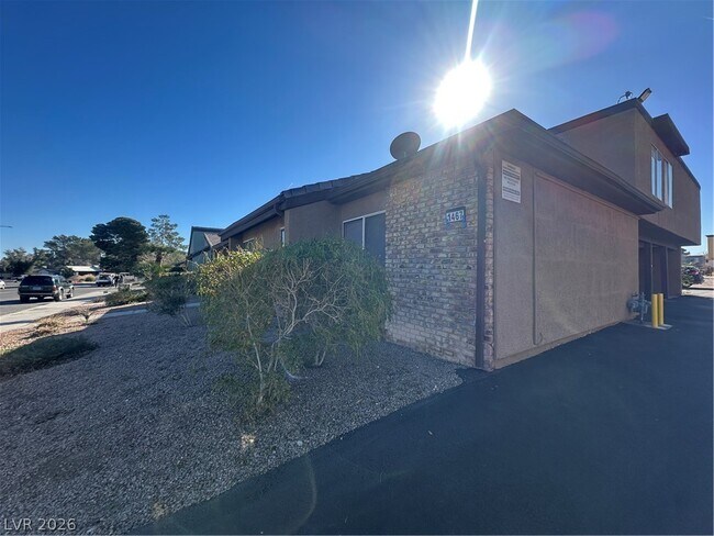 Building Photo - 1467 Hialeah Dr