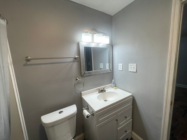 Bedroom Bathroom - Pic #1 (Full Bath) - 3801 Seaford Rd