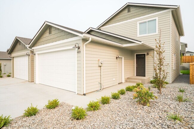 Building Photo - Fantastic 3-Bed, 2.5 Bath with 2-car garage!