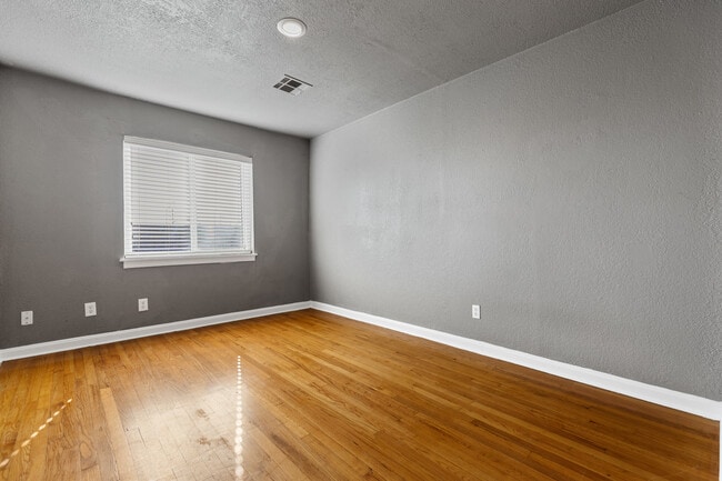 Building Photo - 3221 NW 39th Terrace