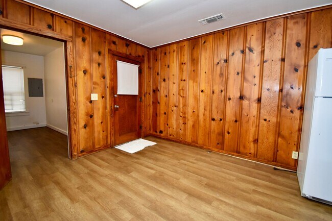Building Photo - 3 Bed 1 Bath Home!