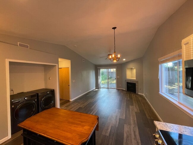 Building Photo - Charming 3 Bed/2 Bath Rambler in NE Tacoma — Cul-de-Sac Living with a Fenced Yard