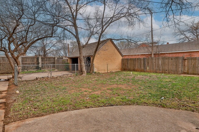 Building Photo - 3 bedroom less than 1 mile from Tech