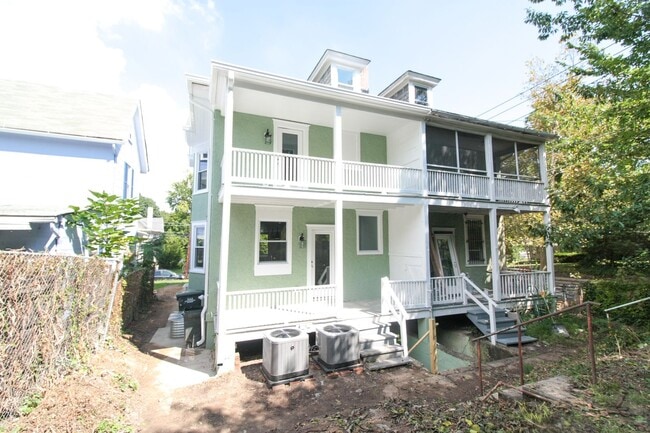 Building Photo - Gorgeous Brookland Townhouse | 4200 sqft 6 Bd 3.5 bth | Yard | 3 Porches