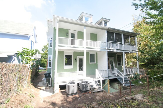 Building Photo - Gorgeous Renovated 6 Bed with Yard in hear...
