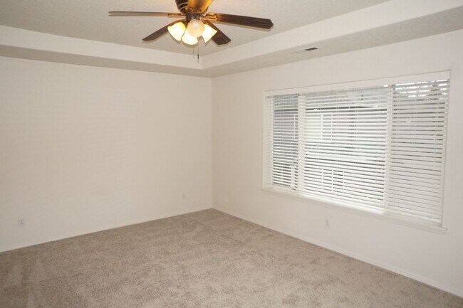 Building Photo - 4 bedroom Orenco Garden pet friendly house