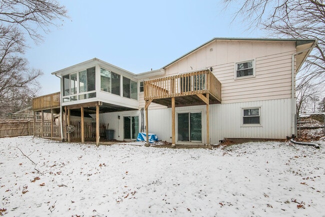 Building Photo - 5671 Christie Ave - Gorgeous 4 Bed