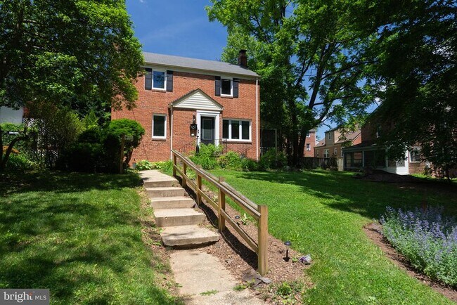 Building Photo - 921 Langley Dr