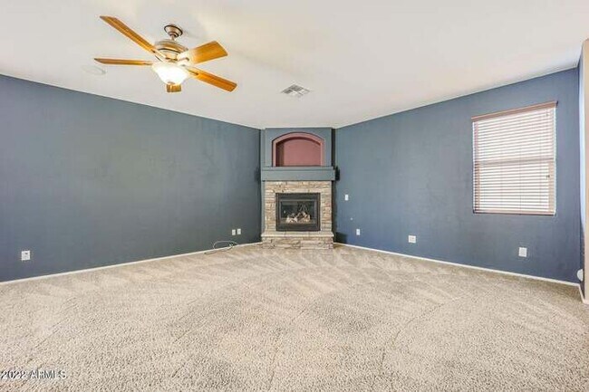 Building Photo - BEAUTIFUL SURPRISE HOME