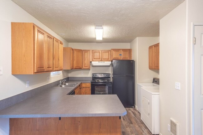 Building Photo - *MOVE IN SPECIAL** Close To The Heart of Down Town Lebanon!