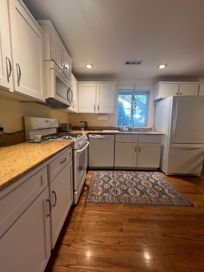 Building Photo - Move in ready three bed/two bath home | Av...