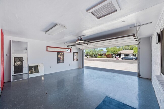 Building Photo - 8639 E Virginia Ave