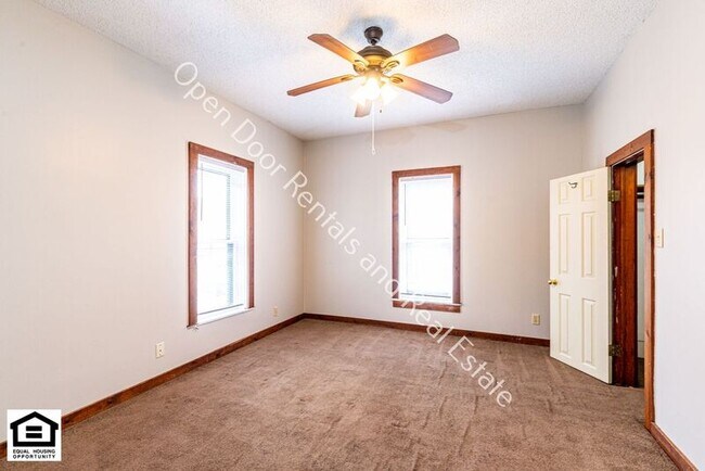 Building Photo - 112 W 2nd St