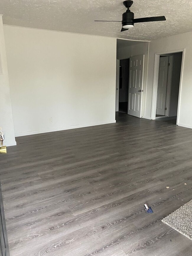 Building Photo - LIMITED TIME**NO APPLICATION FEE**1/2 OFF ...