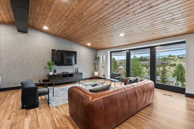 Building Photo - Fully Furnished Luxury Executive Rental