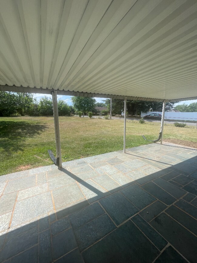 Building Photo - 4 bedroom house with fenced in yard and storage galore 8 minutes from Liberty University and Ward...