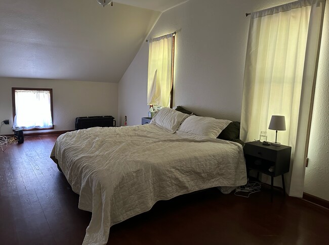 Building Photo - 214 S G St