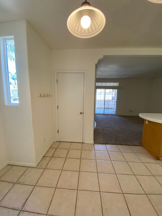 Building Photo - Centrally Located Downstairs Condo in the Oak Creek Villas