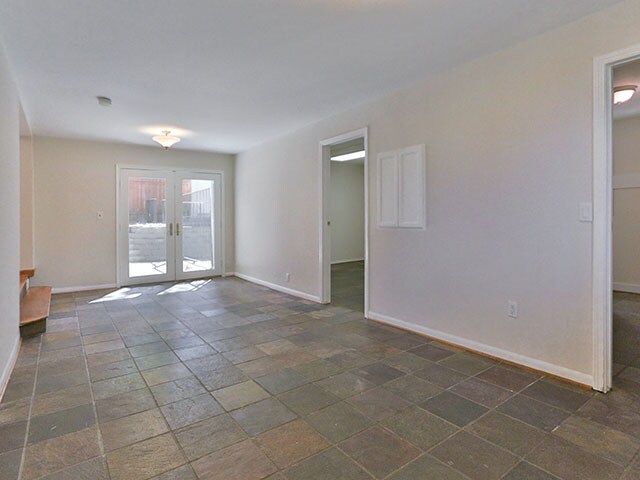 Building Photo - Spacious and Light Lake Oswego Home