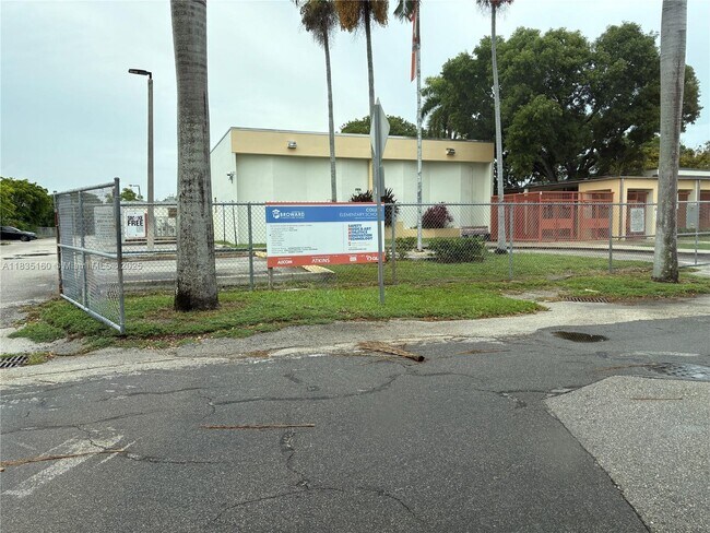 Building Photo - 240 NW 12th Ct