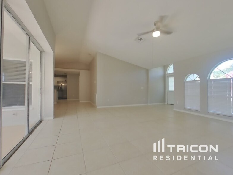 Building Photo - 2740 Begonia Terrace