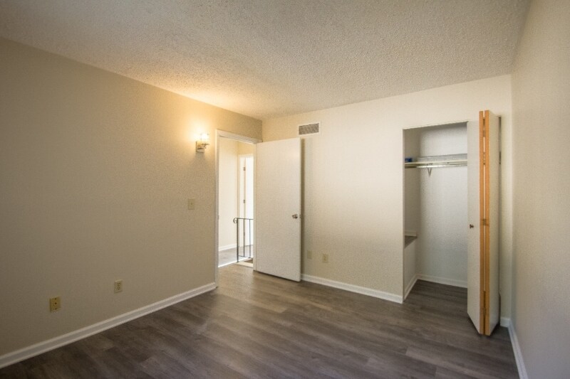 Building Photo - 221 Peppertree Ln